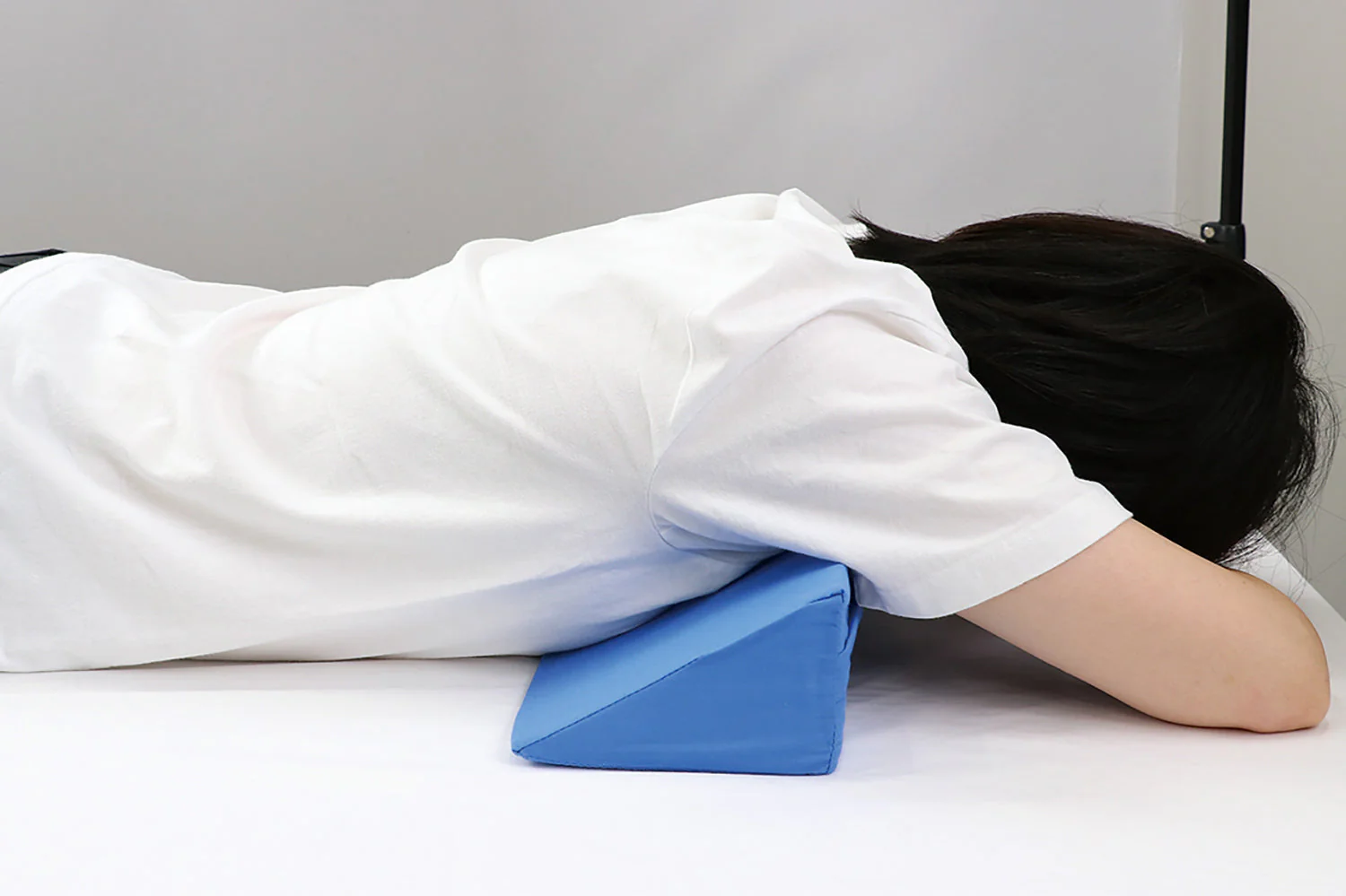 Triangle cushion - Image 4